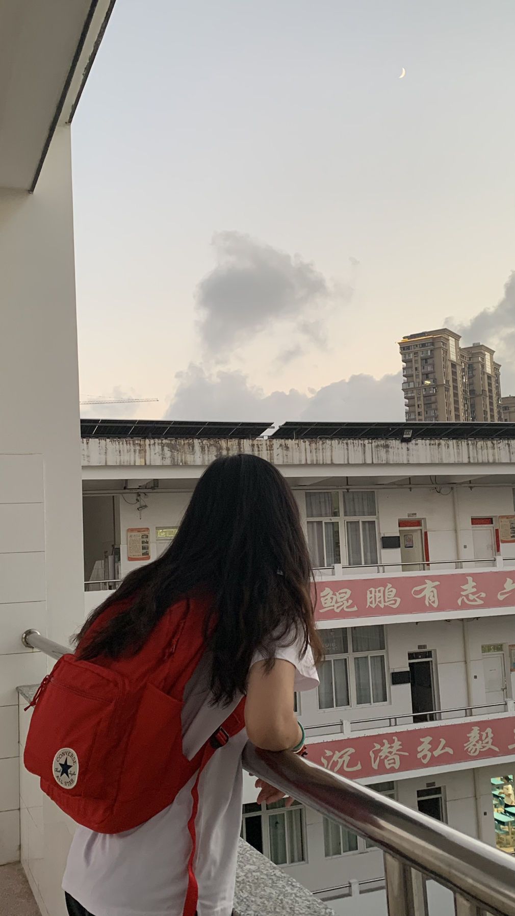 非常好看,而且非常好搭衣服,搭校服很不错