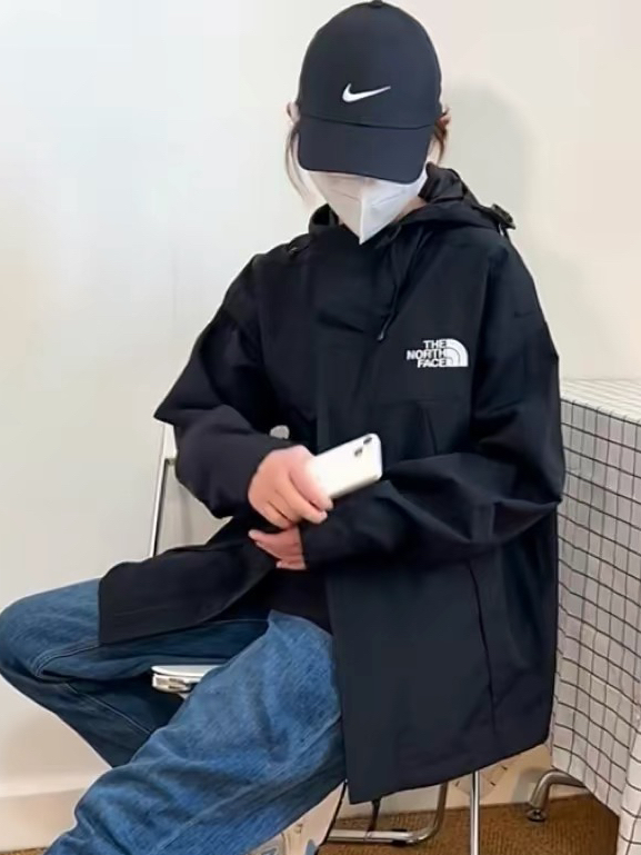 撞色拼接连帽款冲锋衣