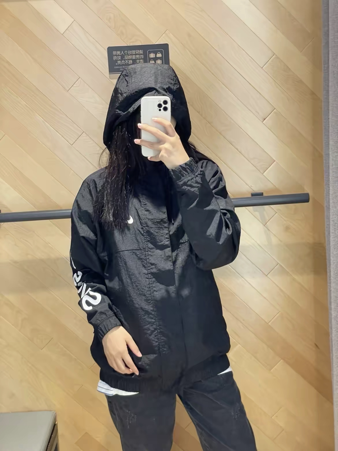 女孩子穿黑色夹克风衣真是太帅了