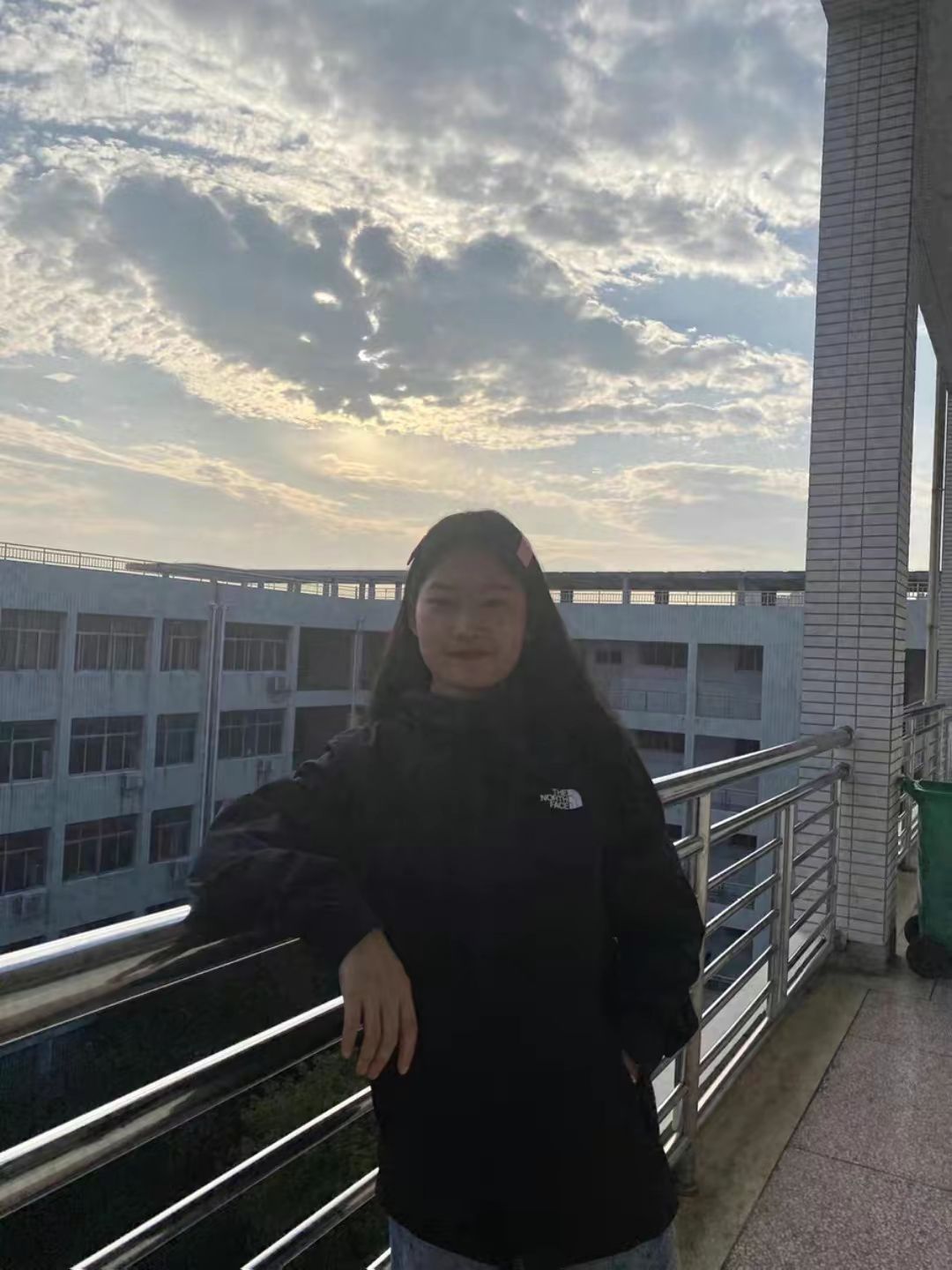 黑色冲锋衣是真的帅｜秋天给我焊死在身上