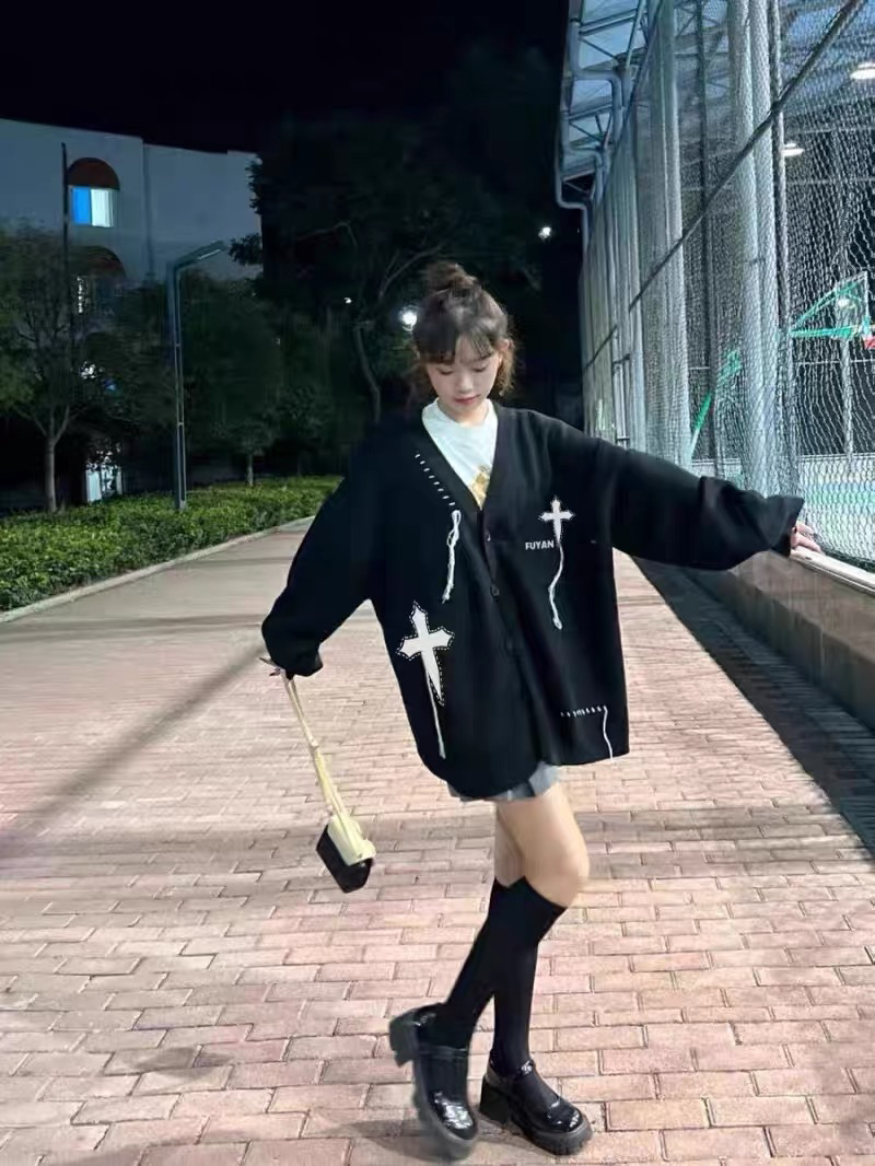 针织衫上身简约大气