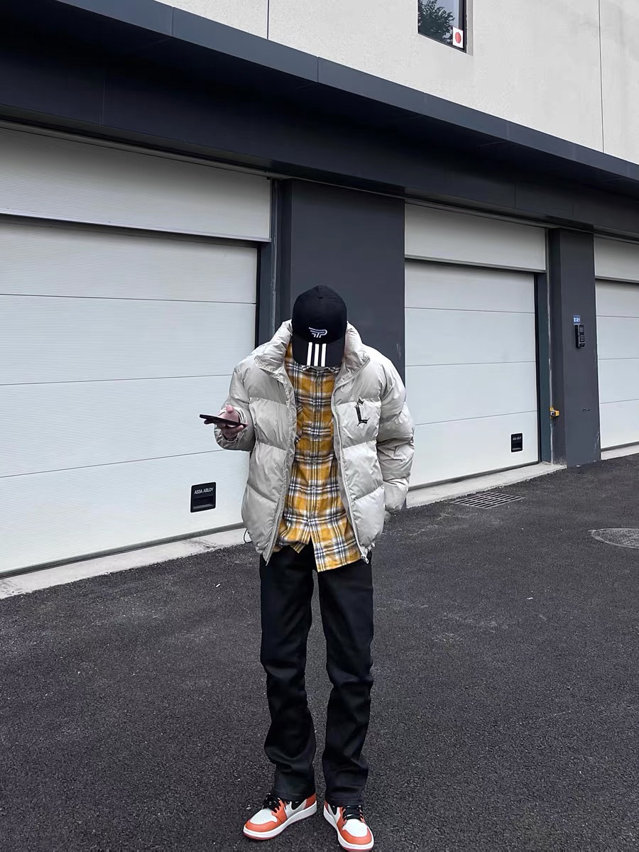 米色棉服+牛仔裤太休闲了