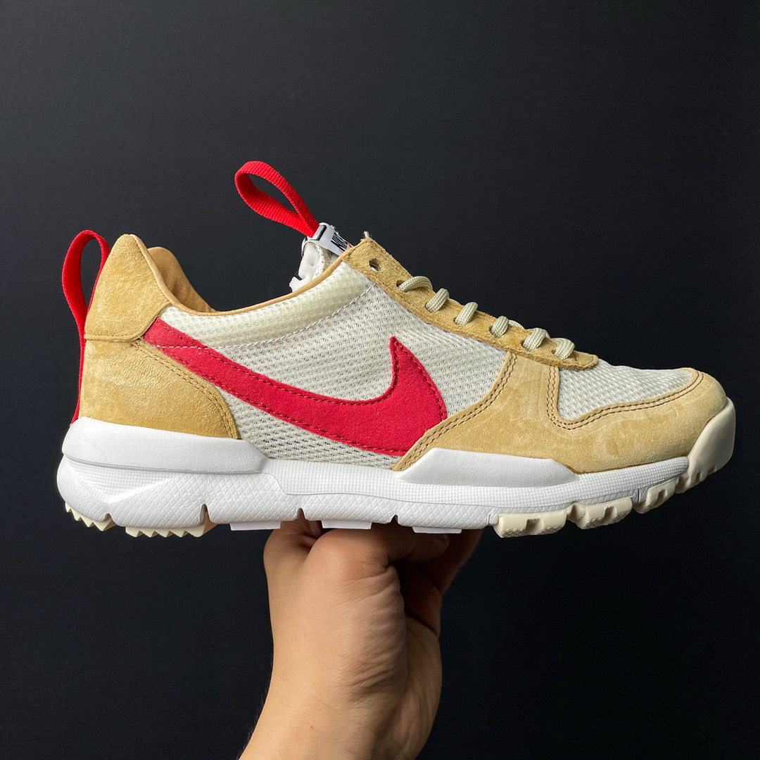 Tom Sachs x NikeCraft Mars Yard 2.0 宇航
员跑步鞋 黄白红
