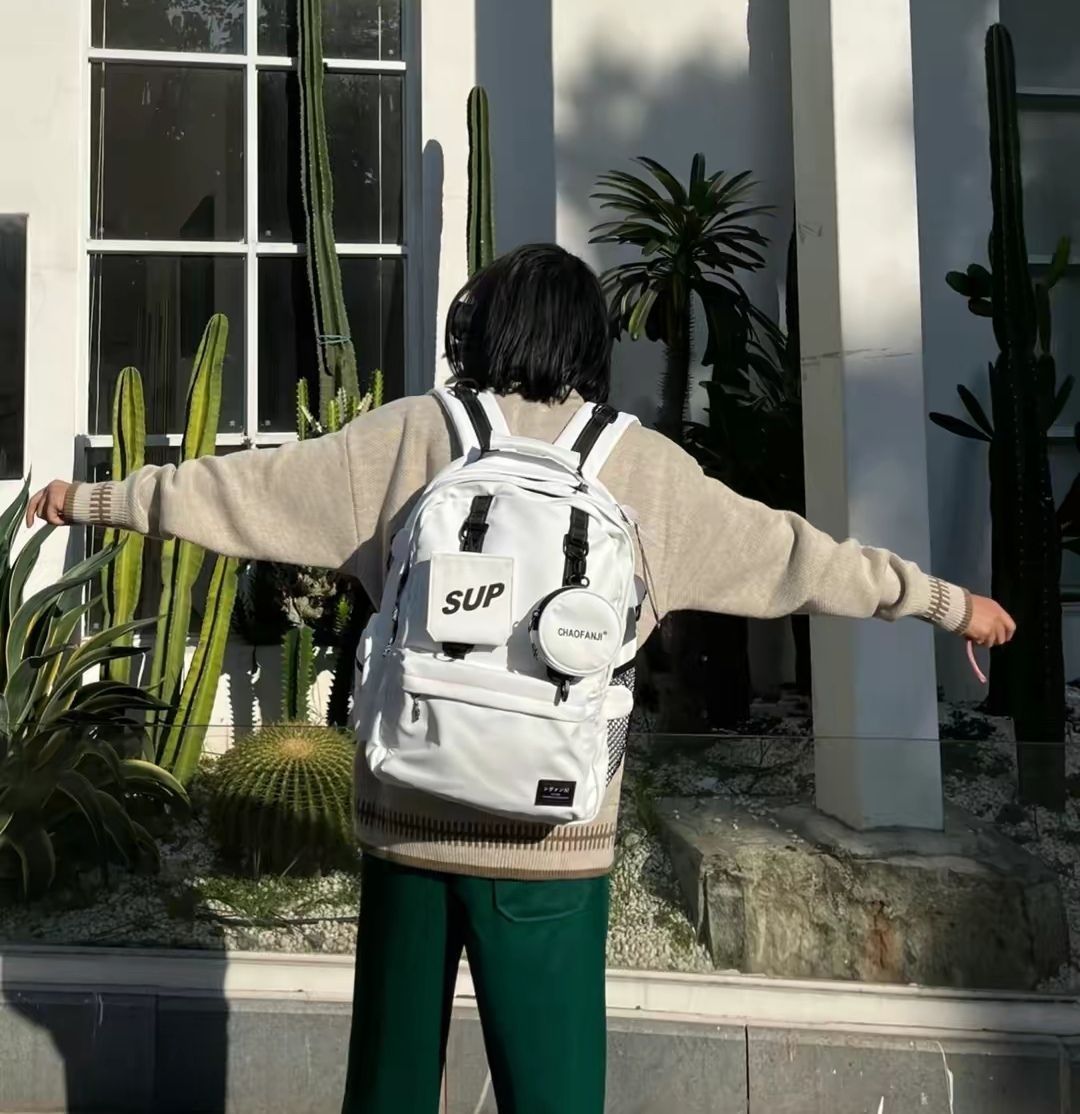 黑白拼色显得干干净净背起来又奶又酷