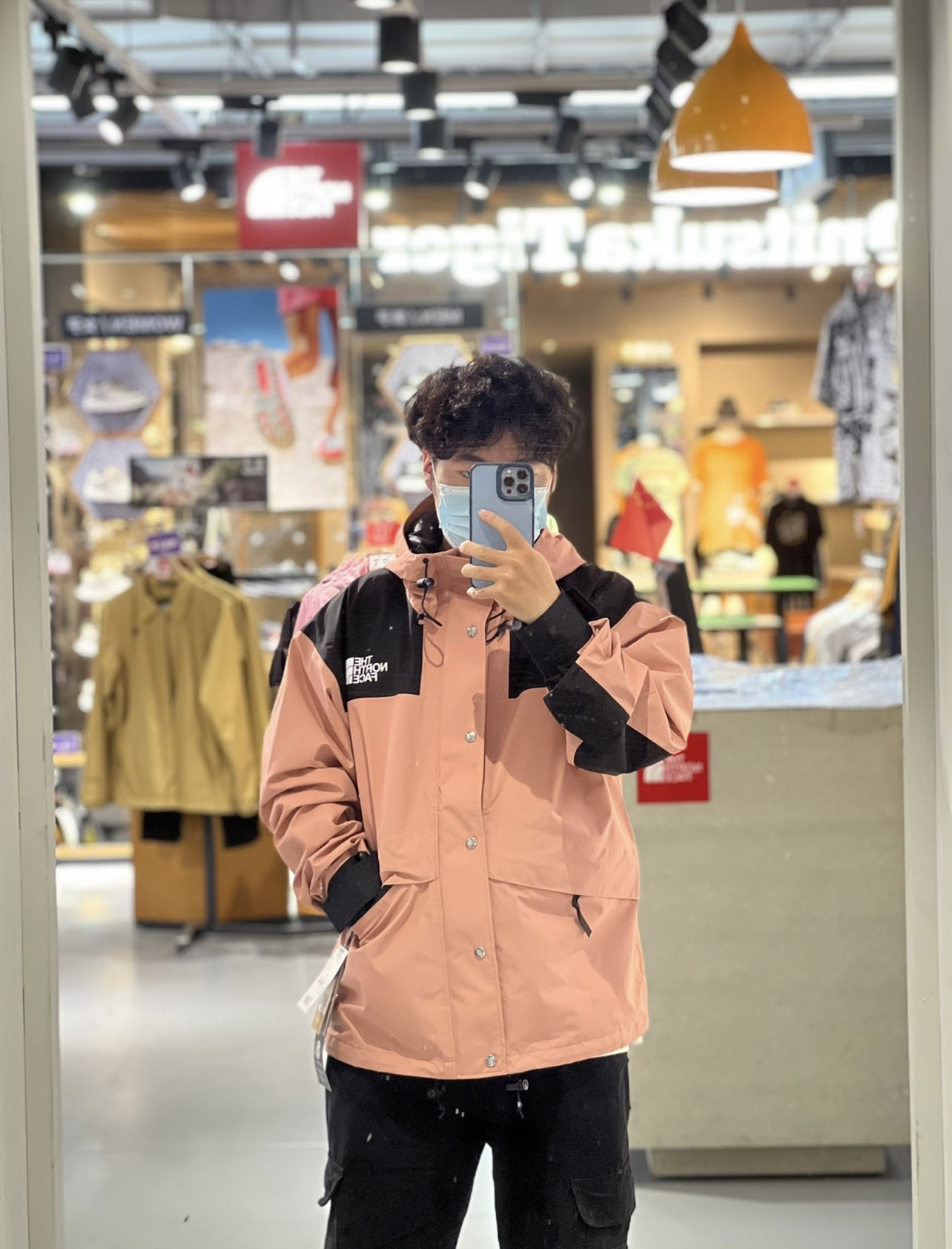 穿北面，倍有面