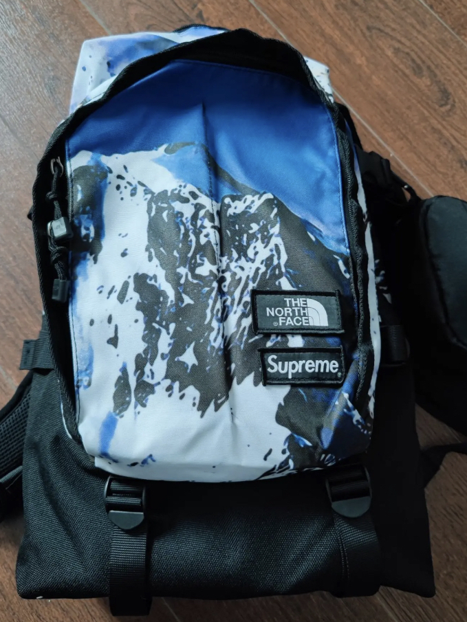 潮流新颖的雪山联名双肩包