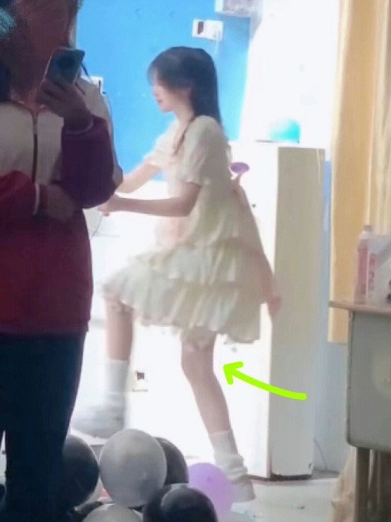 刚上讲台...就听见好多同学议论我好白！