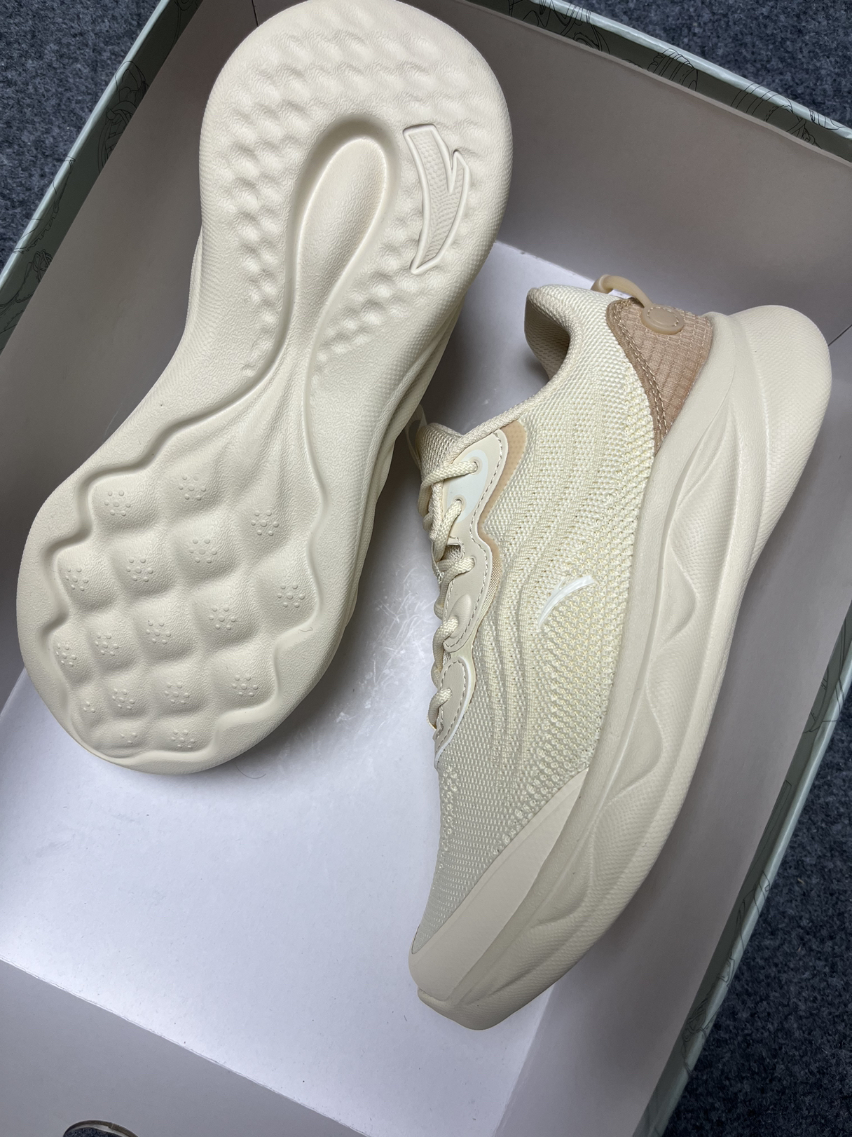 安踏绵绵弹这个跳绳鞋真的好帅！