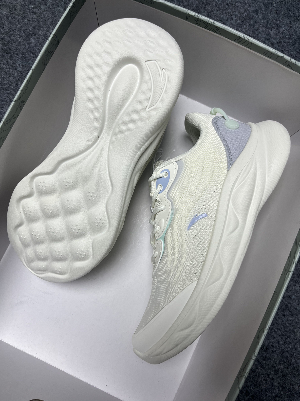 安踏冰粉紫真的好可爱啊🌟