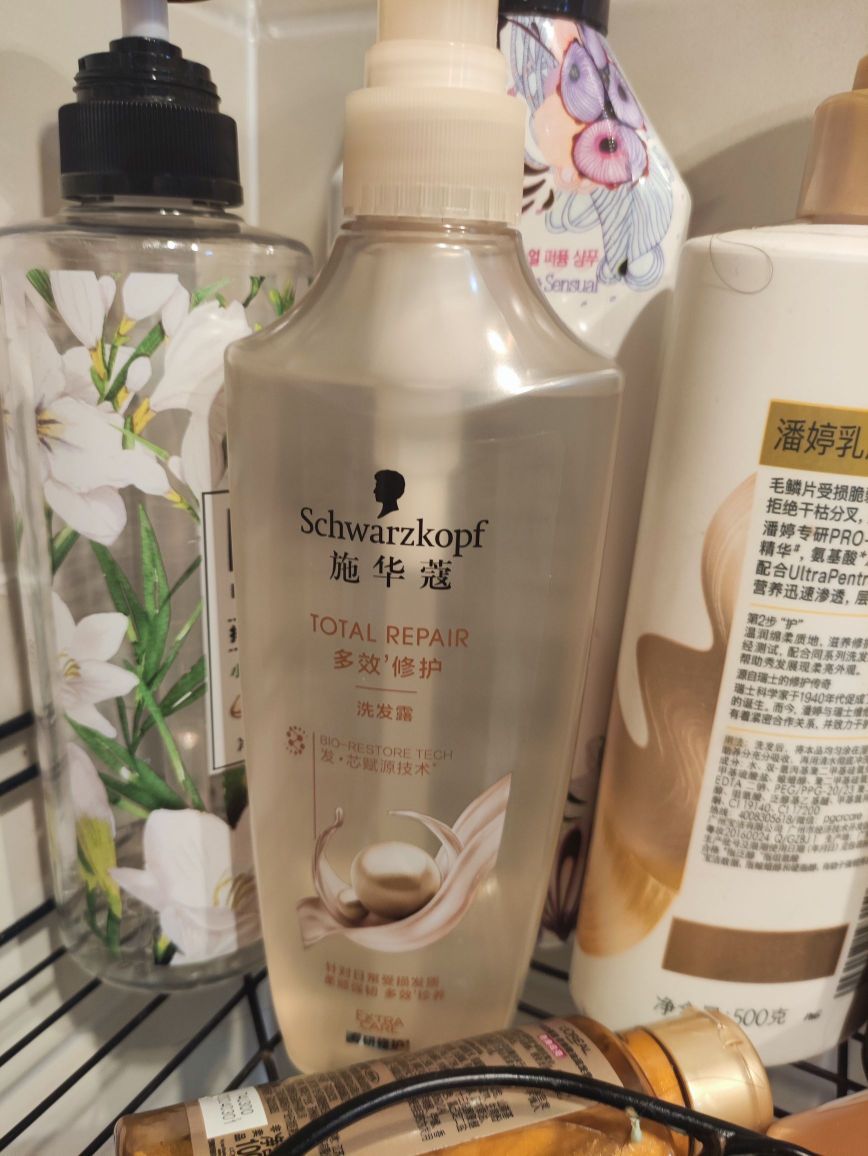 这个洗发水味道我是很喜欢的，淡淡的香味，