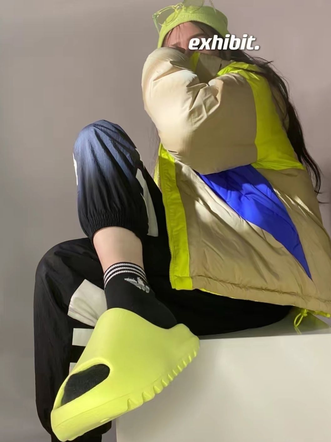 超飒的短款黄绿色羽绒服，小个子冲