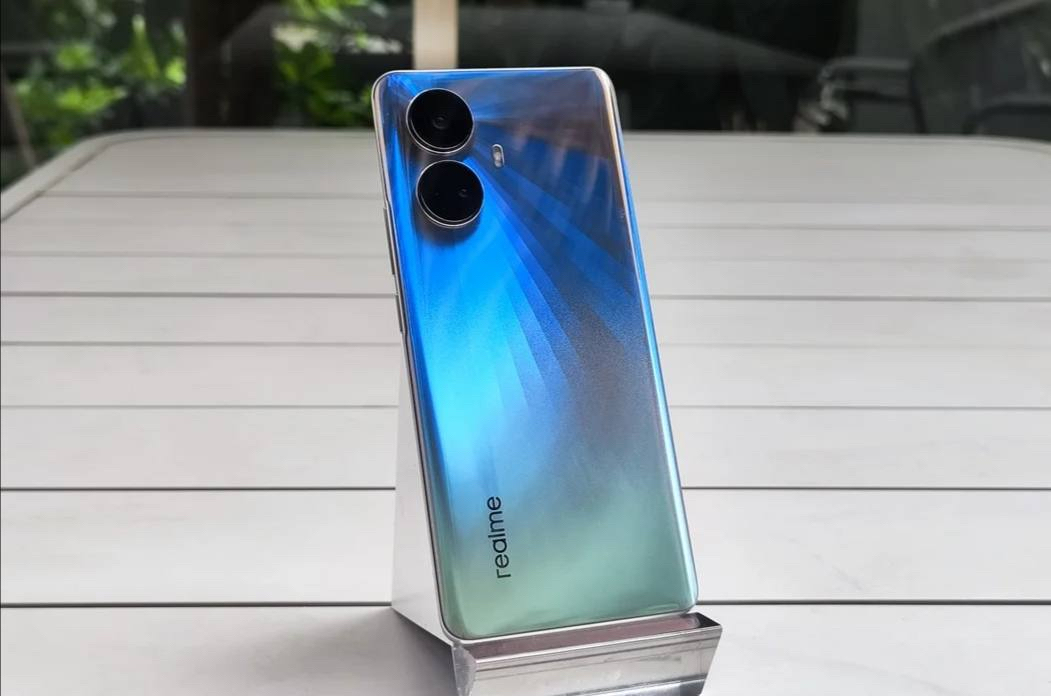 真我10 Pro+，中档手机的最强王者