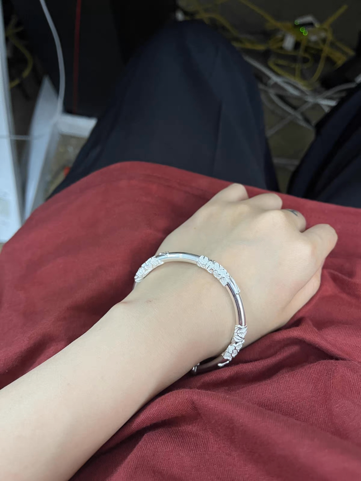 麻麻说女孩子一定要有一个银手镯！