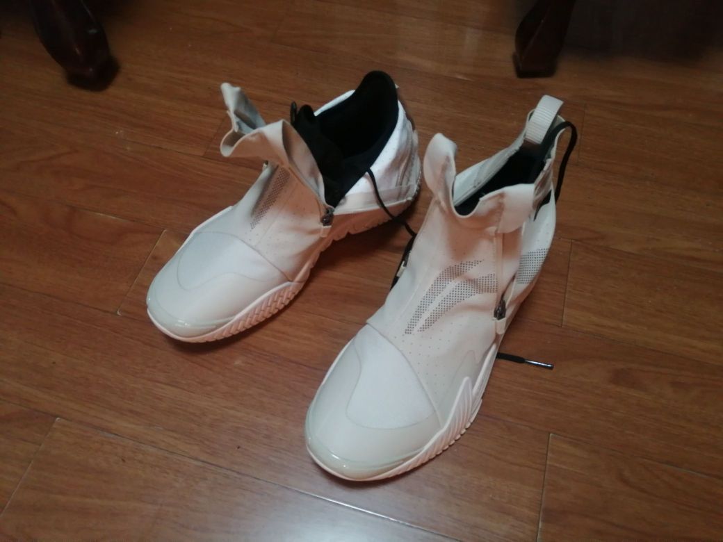 可以 很帅 脚感也很好但比一般的鞋子看起
