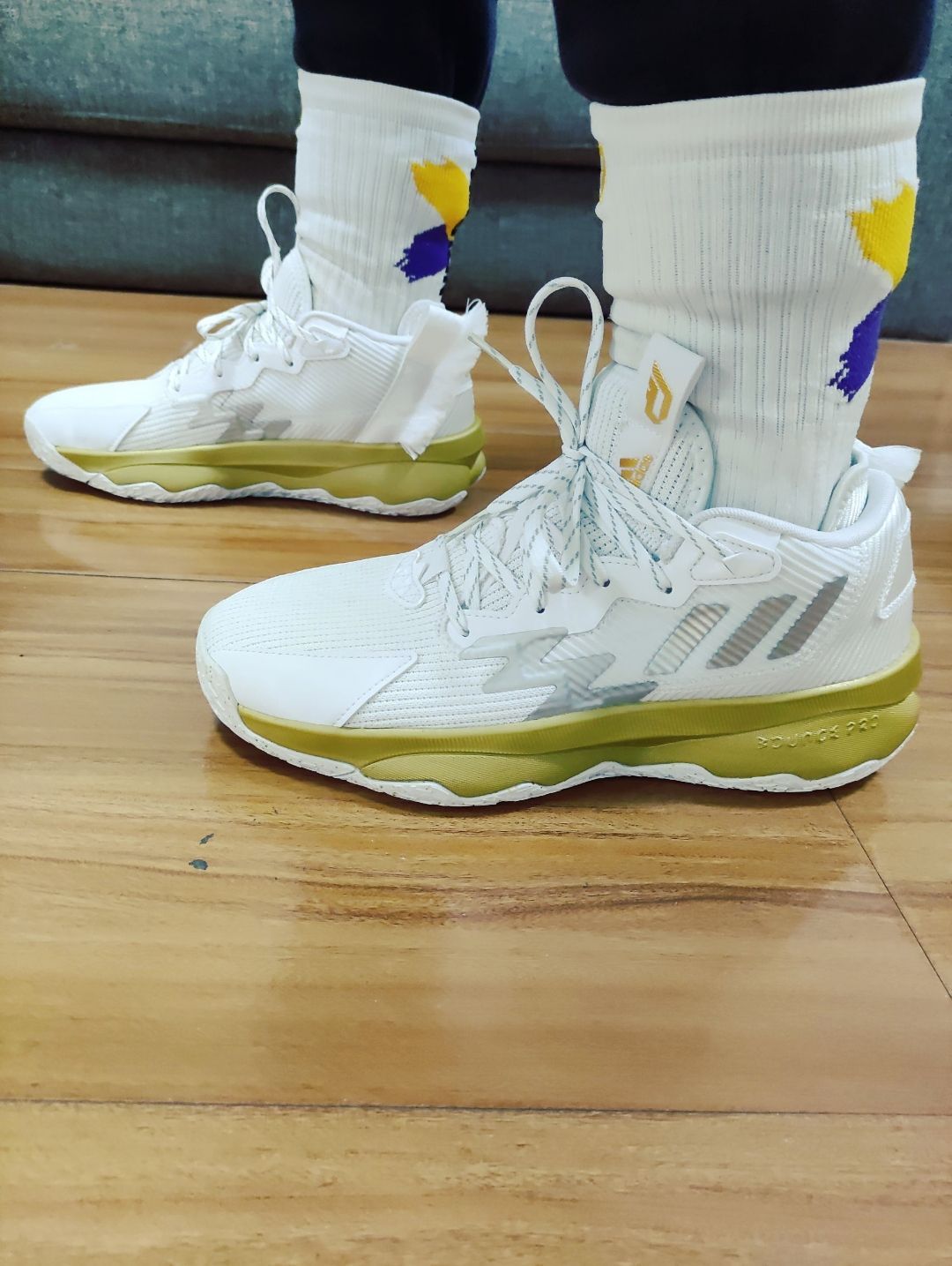 静态上脚感觉包裹还不错，缓震也还好，没有