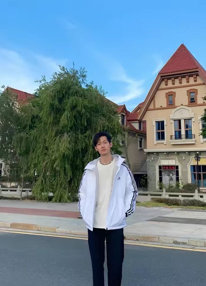 adidas的这款短款连帽羽绒服还不错