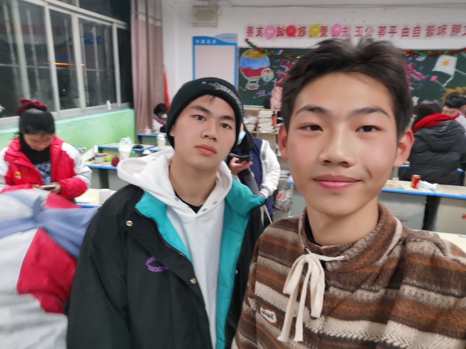 经典字母刺绣加上大方的版型，拜托！真的超