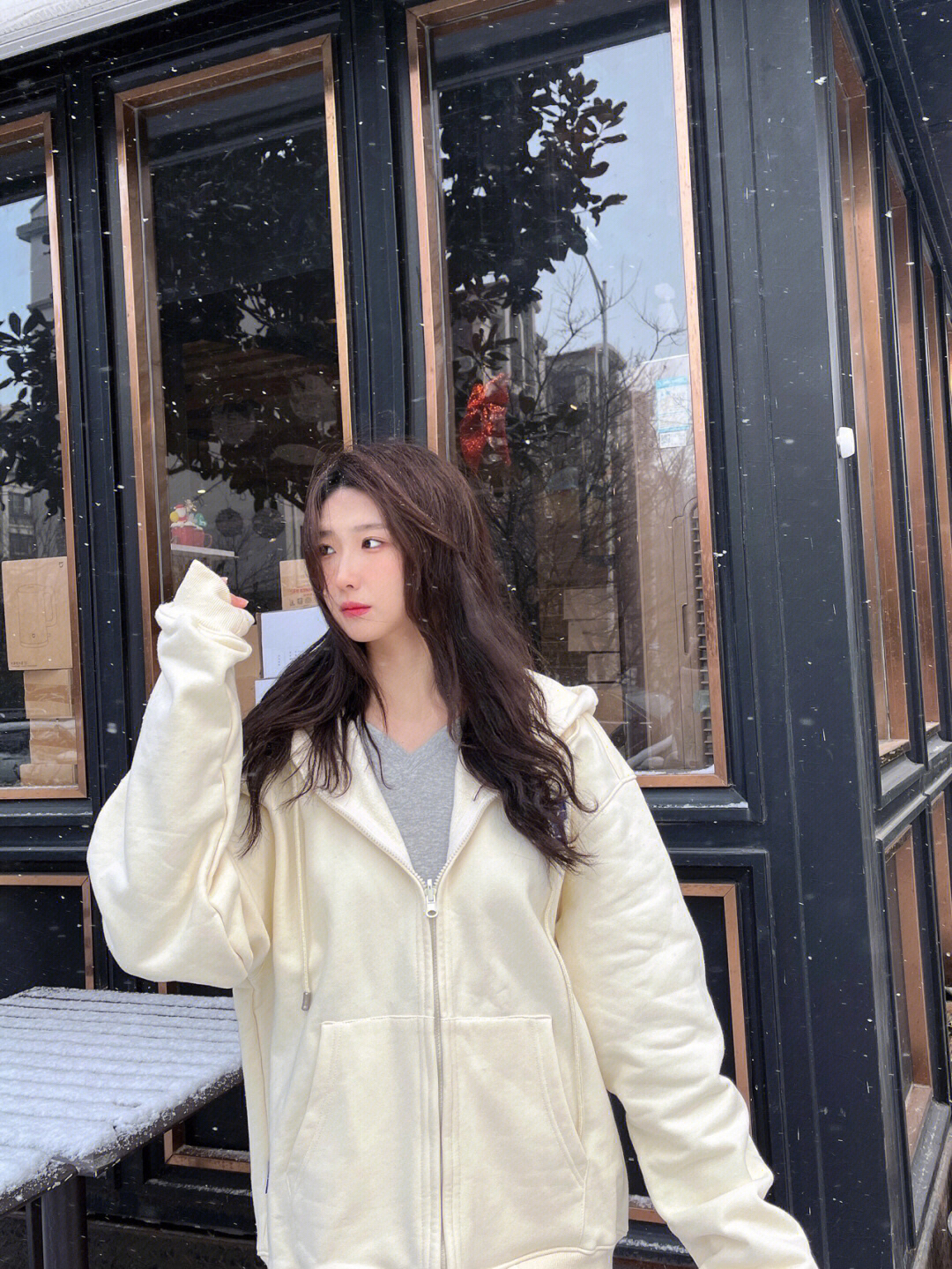 很难不爱😘雪❄️花下的米白色拉链衫