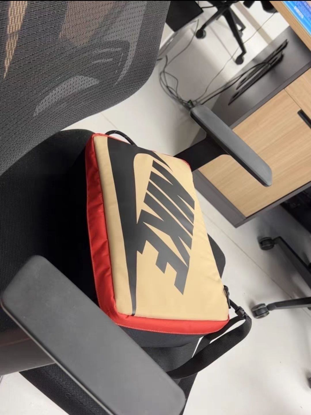 Nike 鞋盒造型收纳单肩包