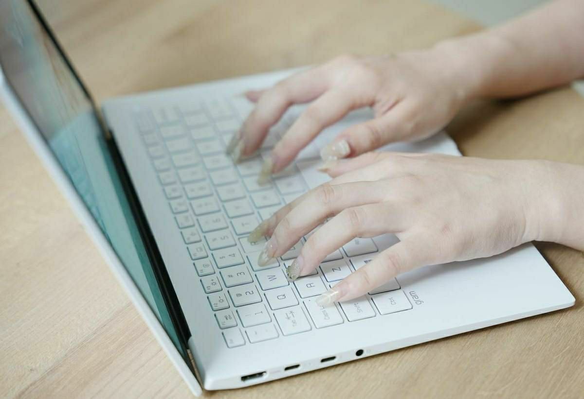 比铝合金材质机身更为轻巧，还能保证坚固