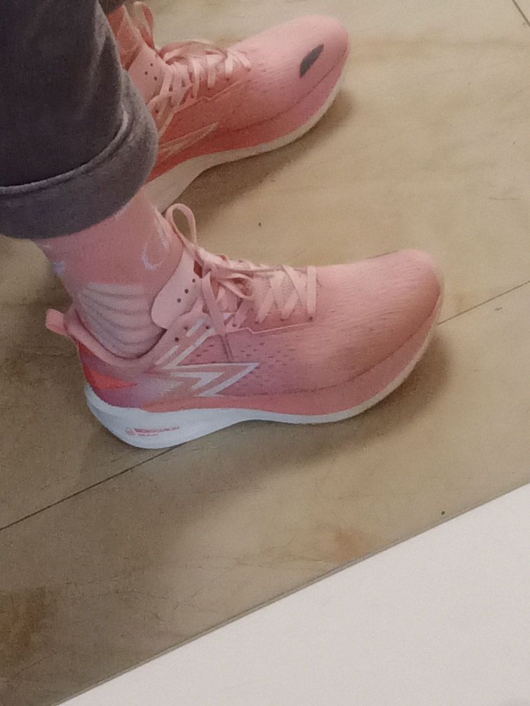 尼龙板刚性还不错
脚感韧弹
颜值我给满分