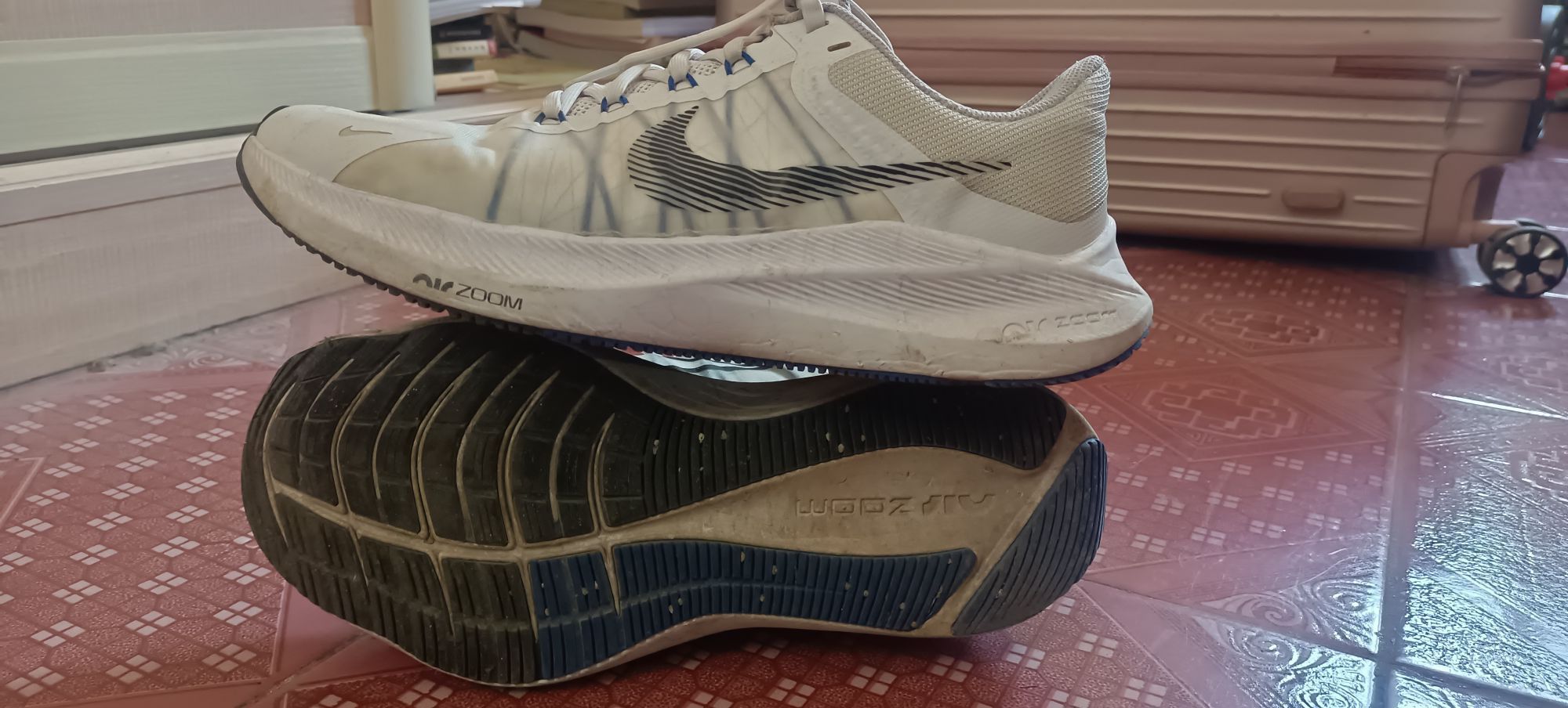 这款NIKE WINFLO8 跑步鞋。搭