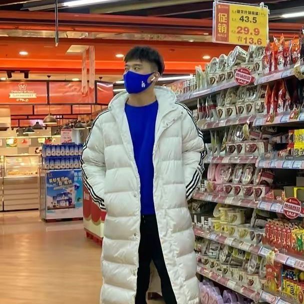 这是你在找的白色羽绒服吗