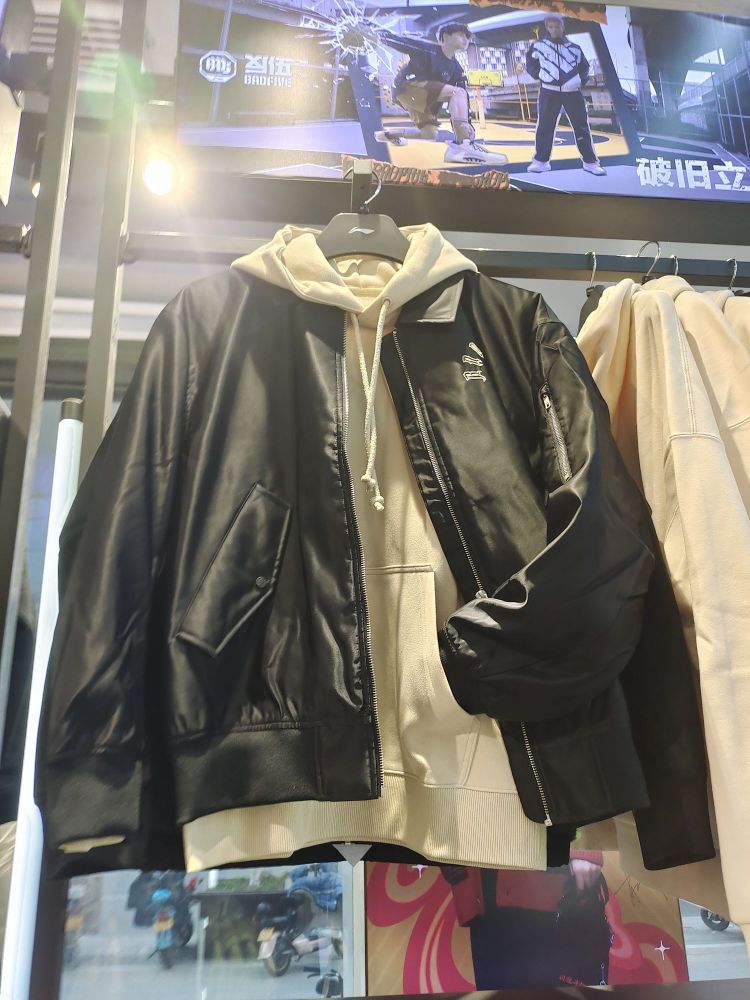 飞行夹克超酷

整体衣服很有质感

里面