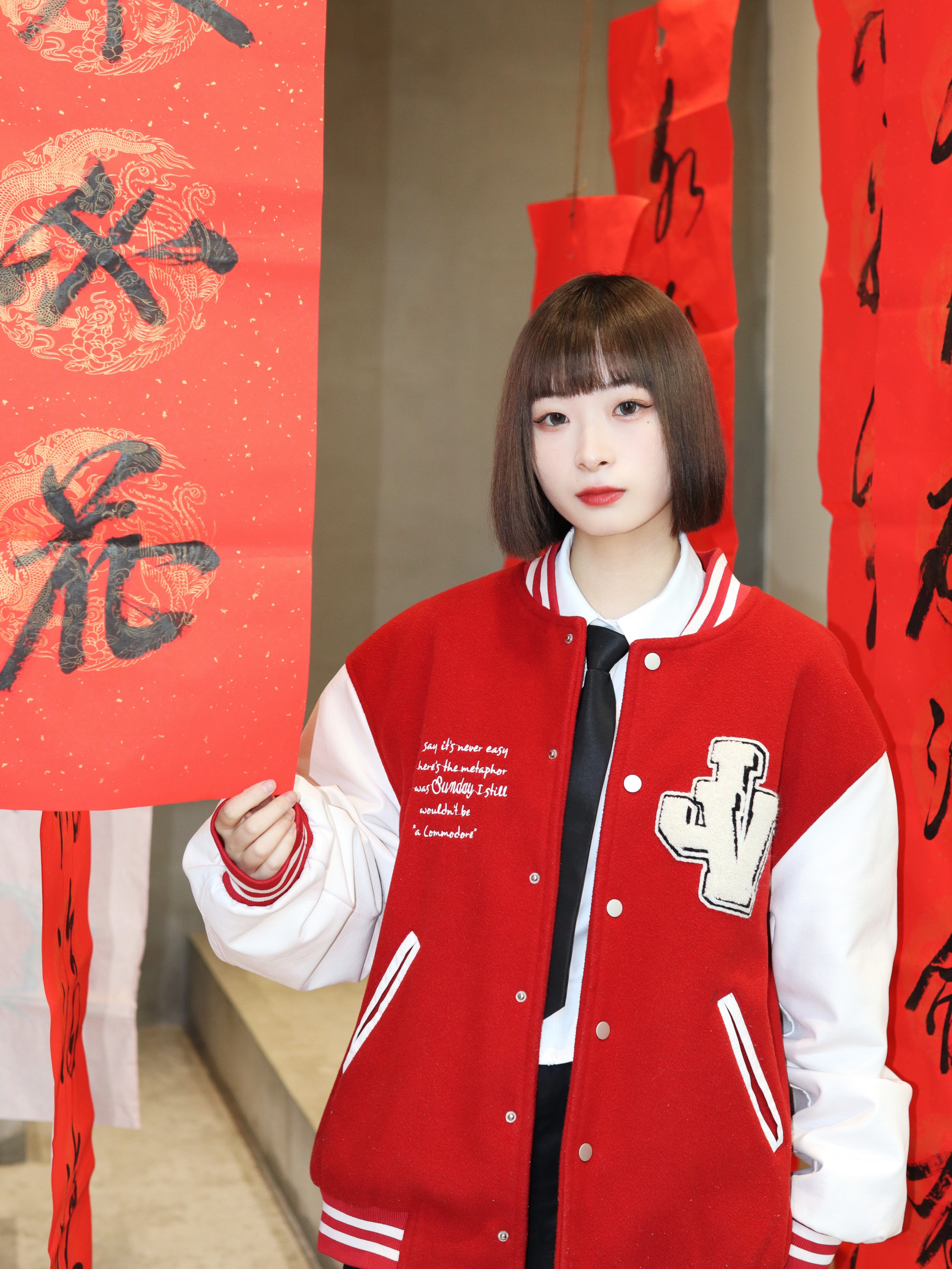 红色棒球服太酷啦!