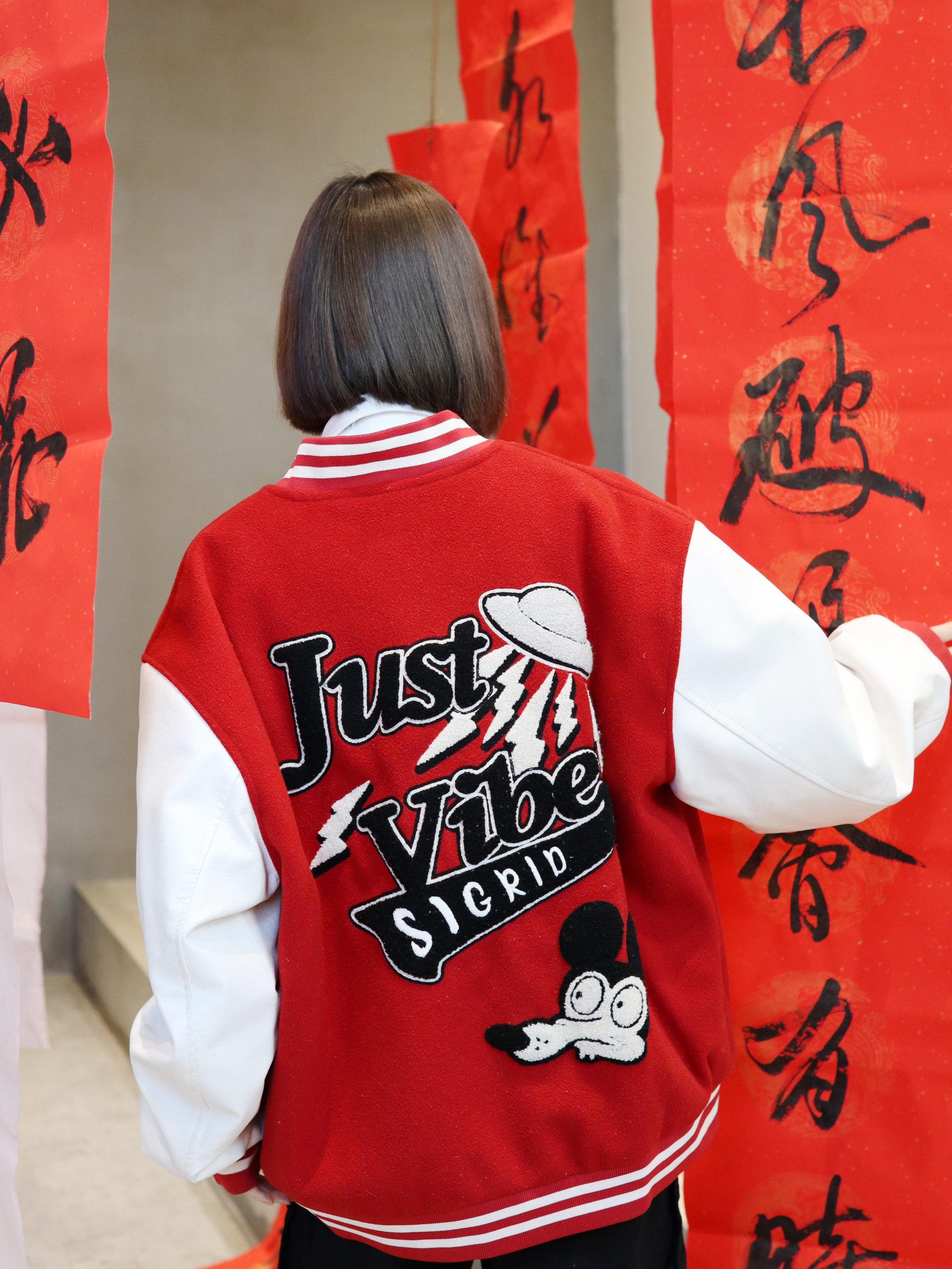红色棒球服太酷啦!