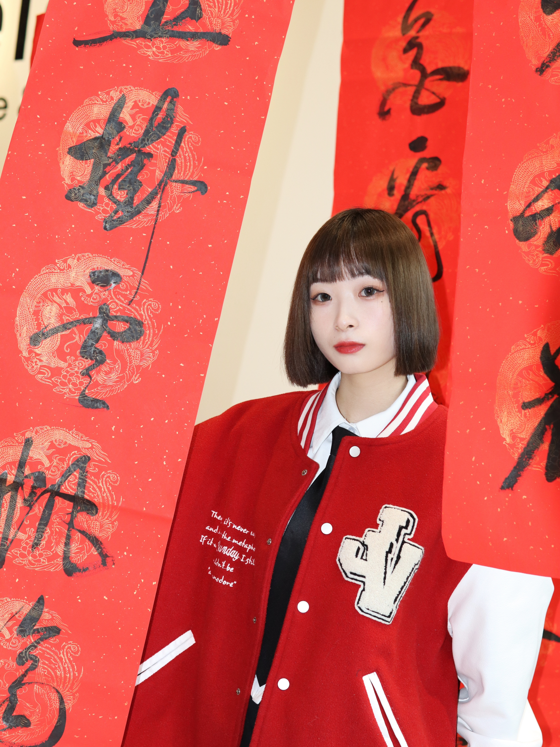 红色棒球服太酷啦!