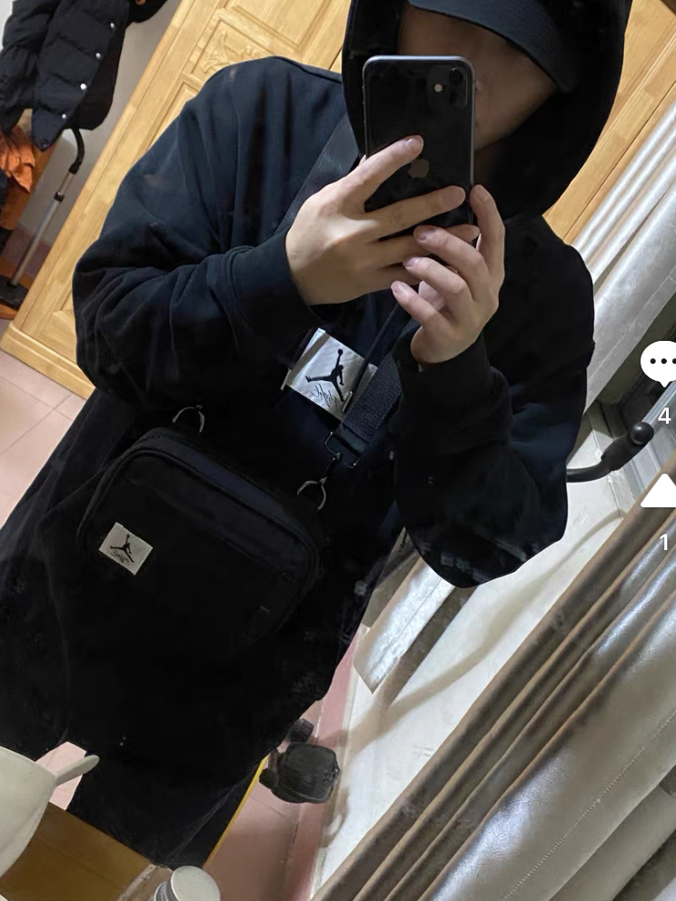 简单干净的小配饰包包😍