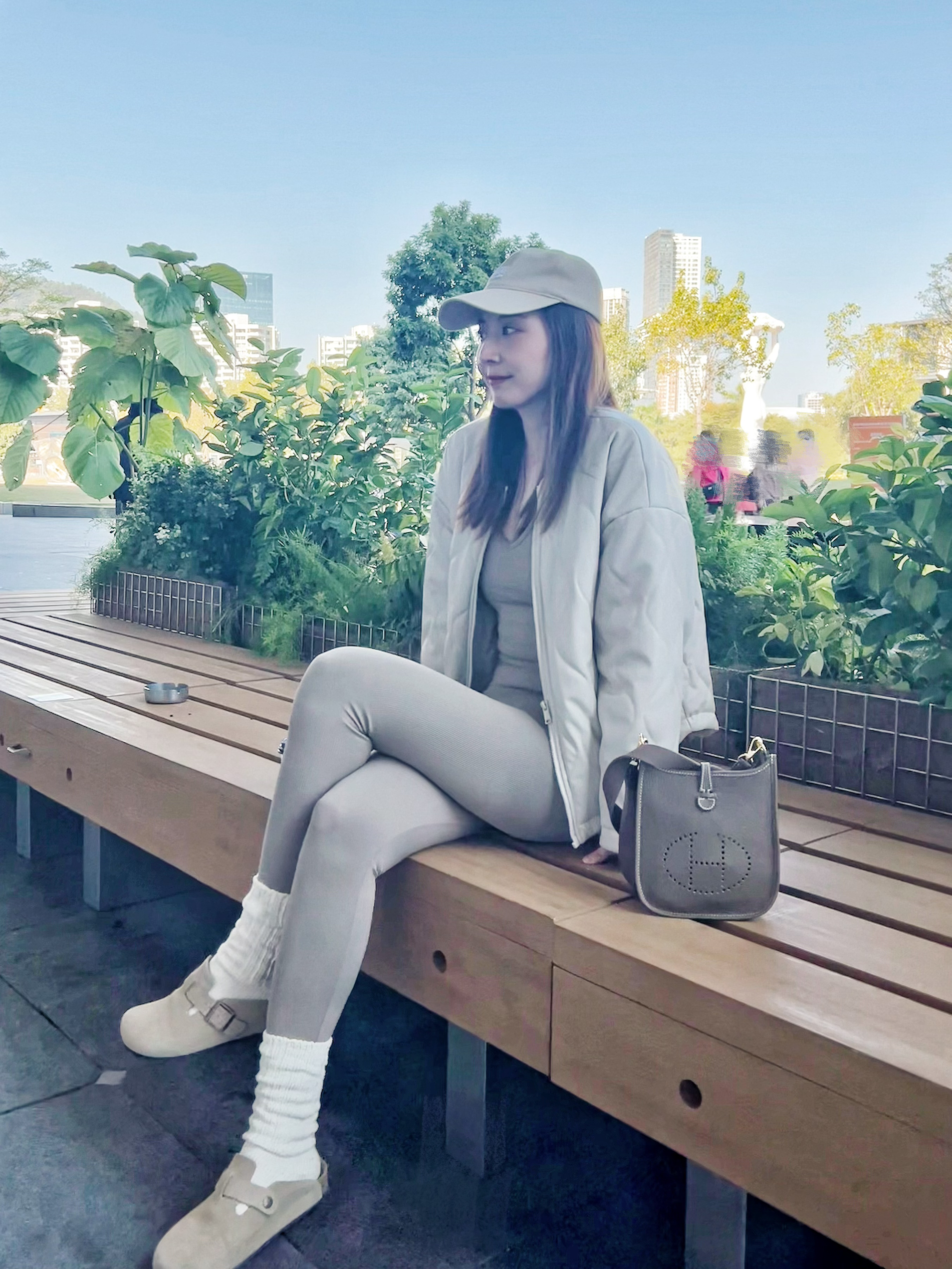 不得不说！肯豆风燕麦色瑜伽服时尚出街look
