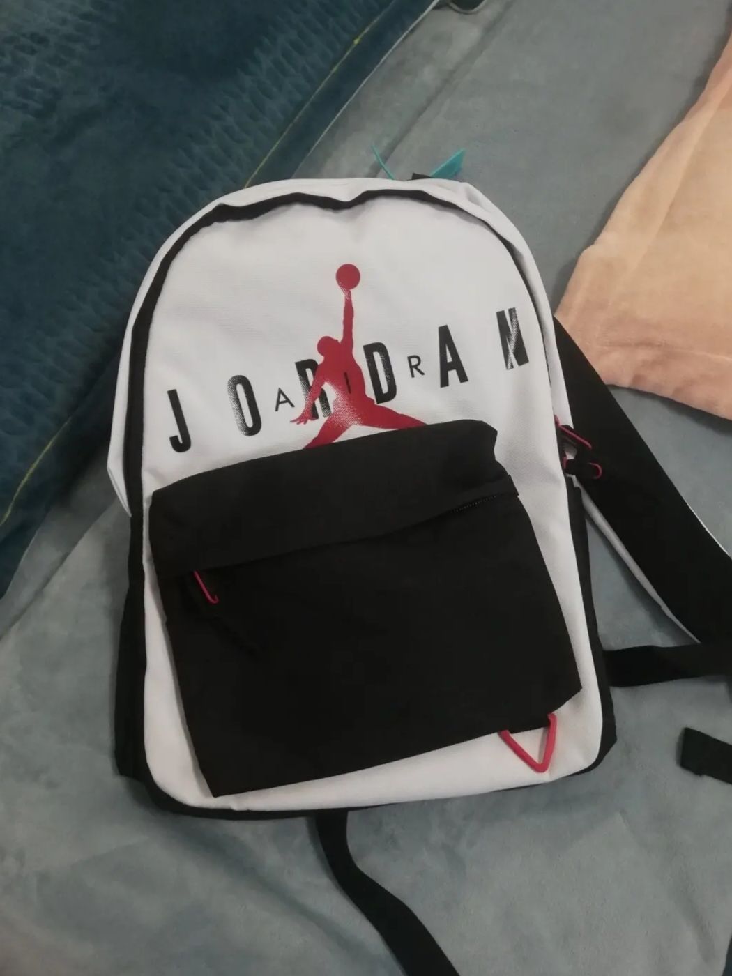 这个白色大容量双肩包🎒休闲又百搭！