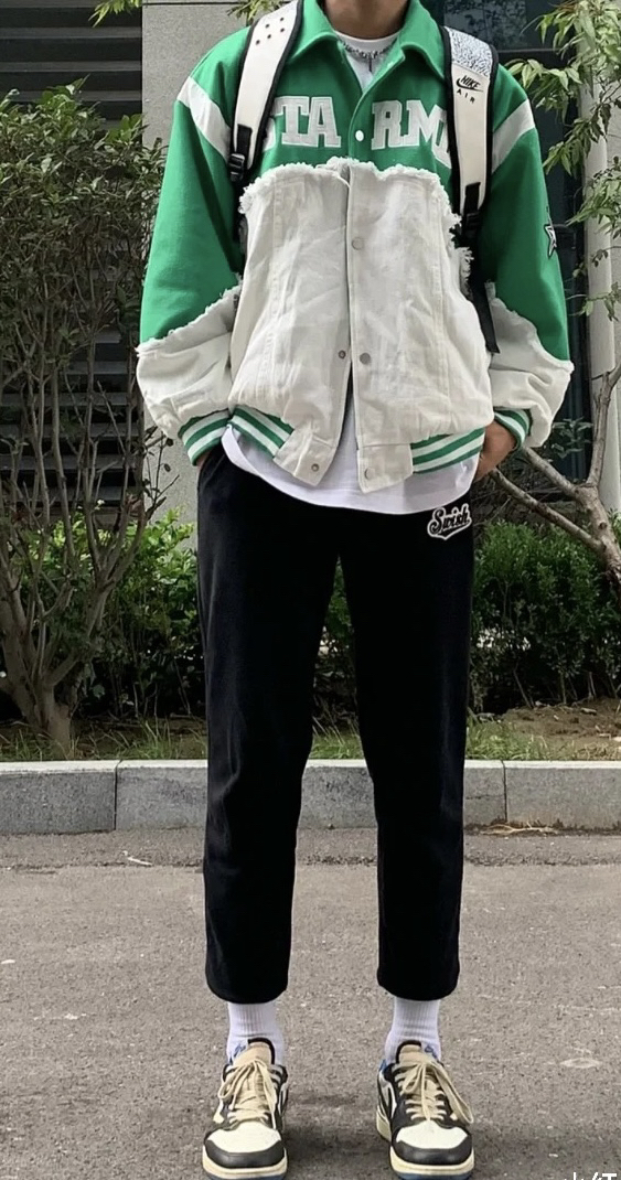 修身版型的一条运动卫裤