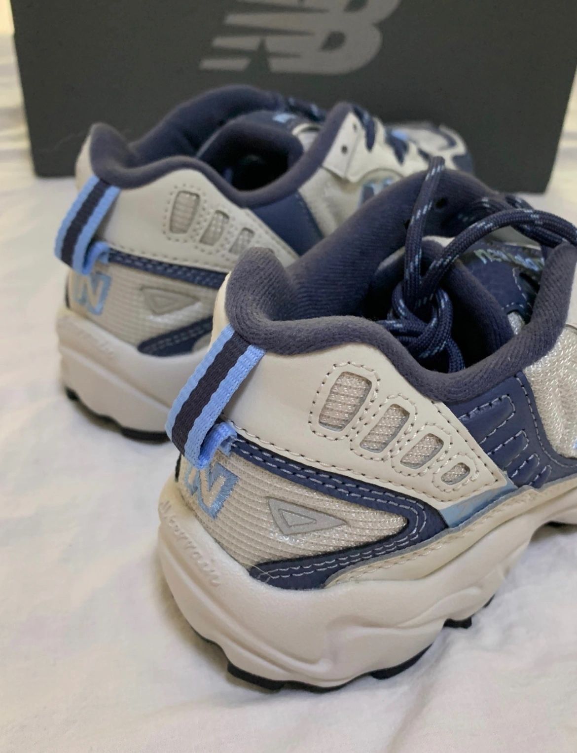 充满神秘感且高冷气息百搭款703 雾霾蓝|||703 雾霾蓝 女款
外观配色
鞋子主要采用白色和蓝色