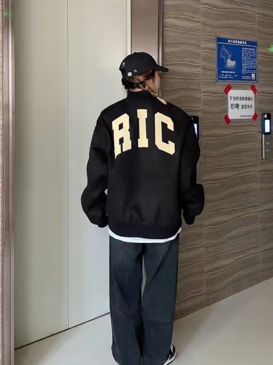 小丑植绒棒球服穿搭分享