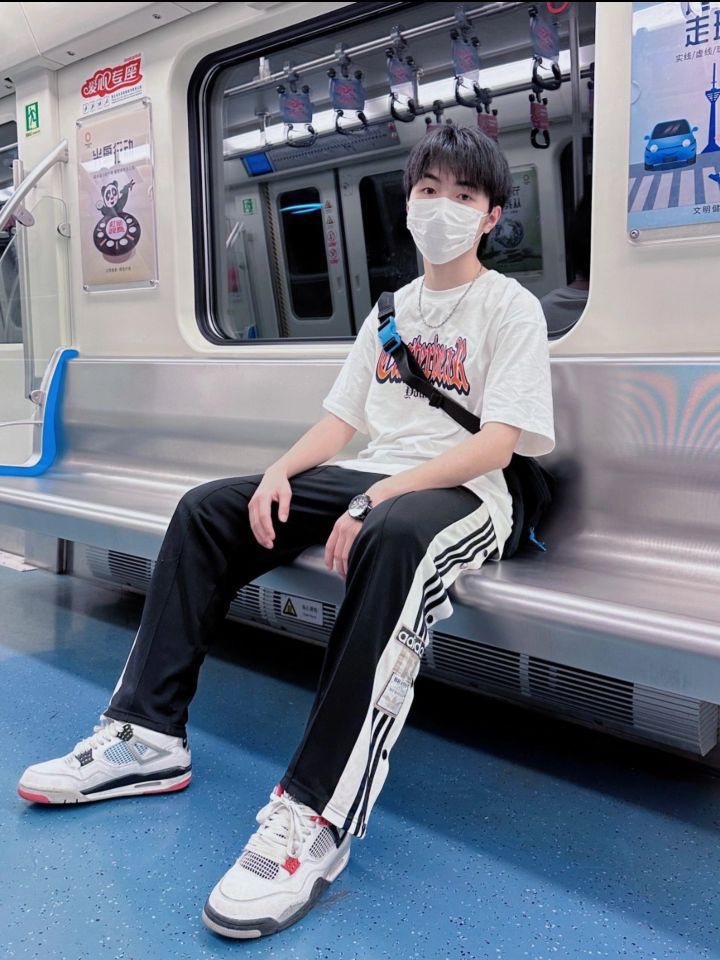 地铁通勤 男大的早八穿搭