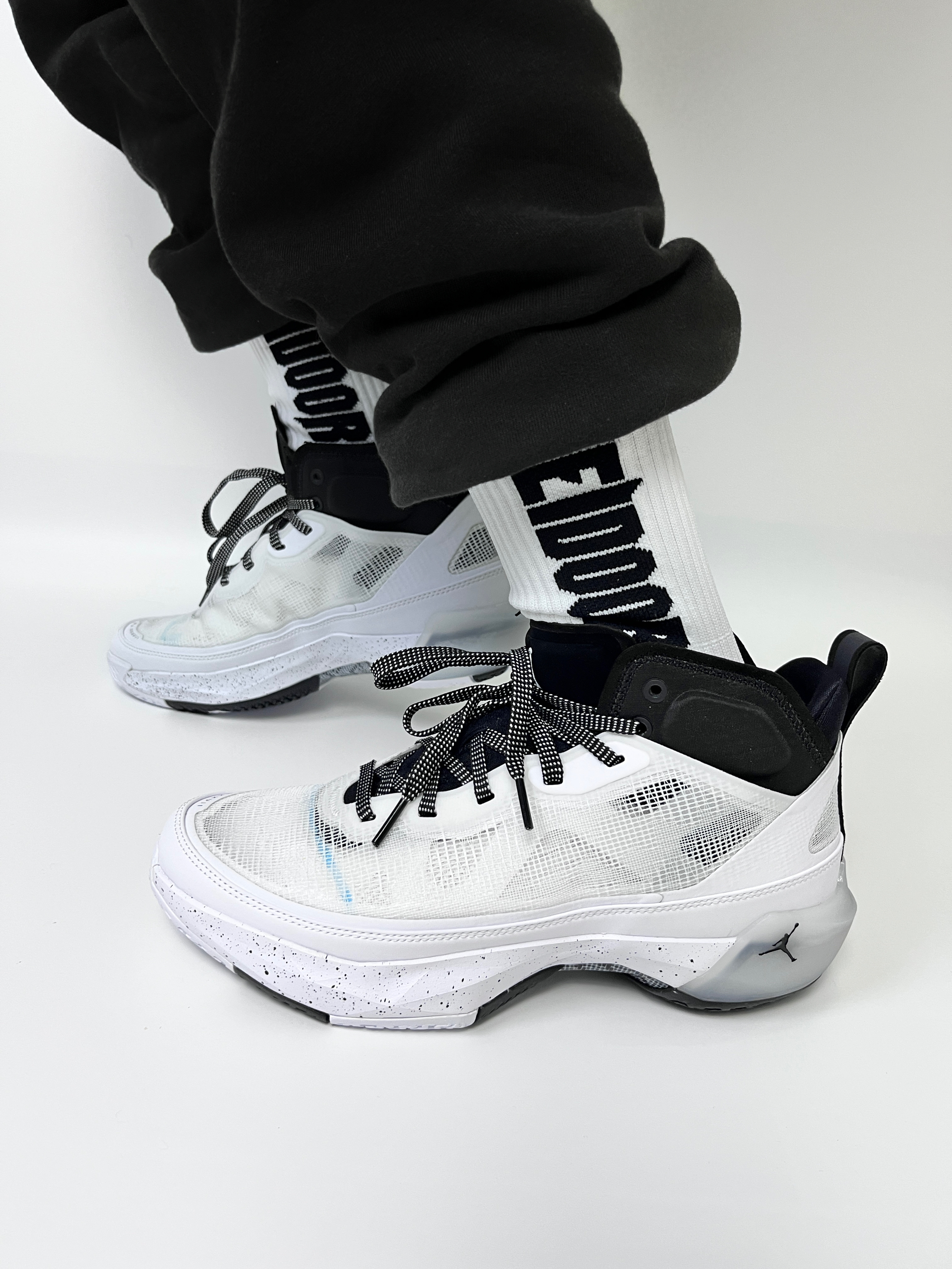 高性价比球鞋 aj37 白黑