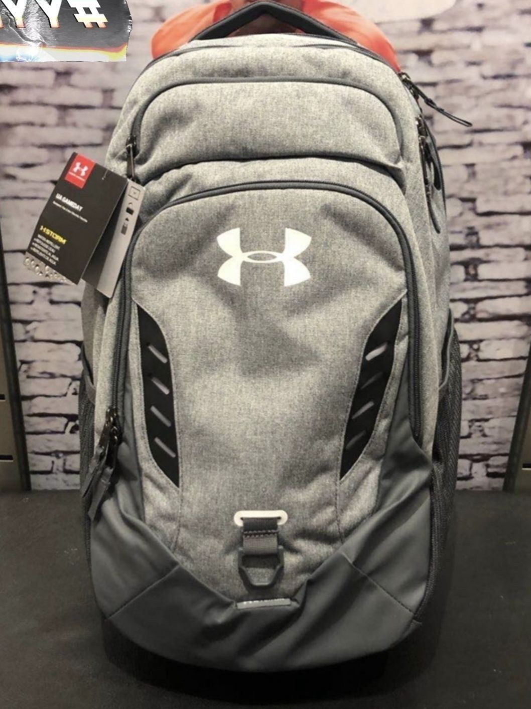 Under Armour 灰色双肩包，性价比好高