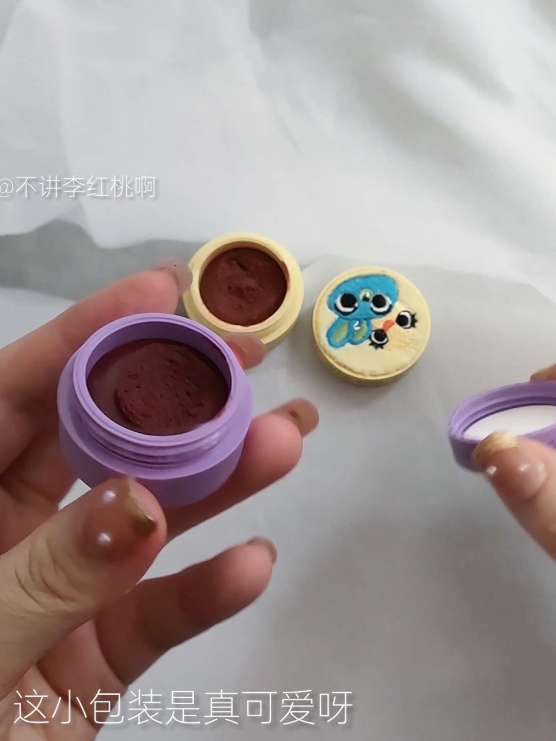 来人！给印度油调色师加鸡腿！
这小包装是真可爱呀
自带这个刷子很好用
MM02软萌蜜桃春
MM05拽