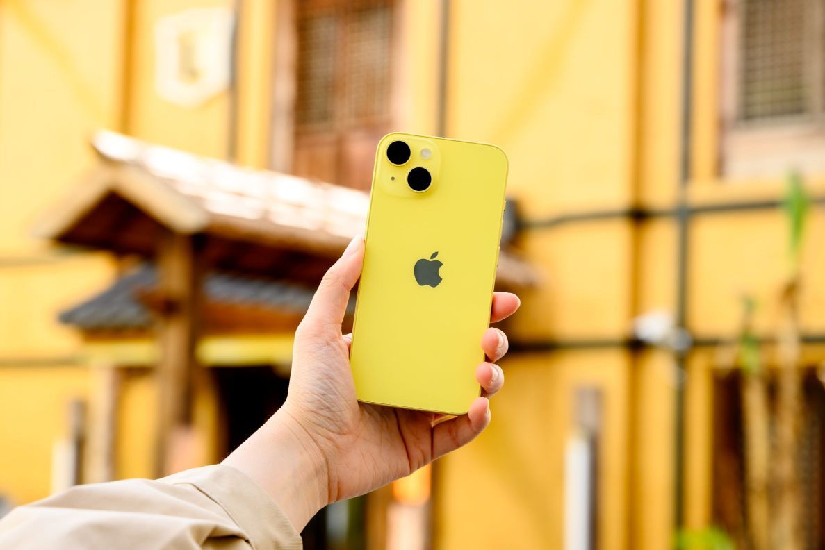 iPhone14 明黄色，这颜色看起来太活力啦