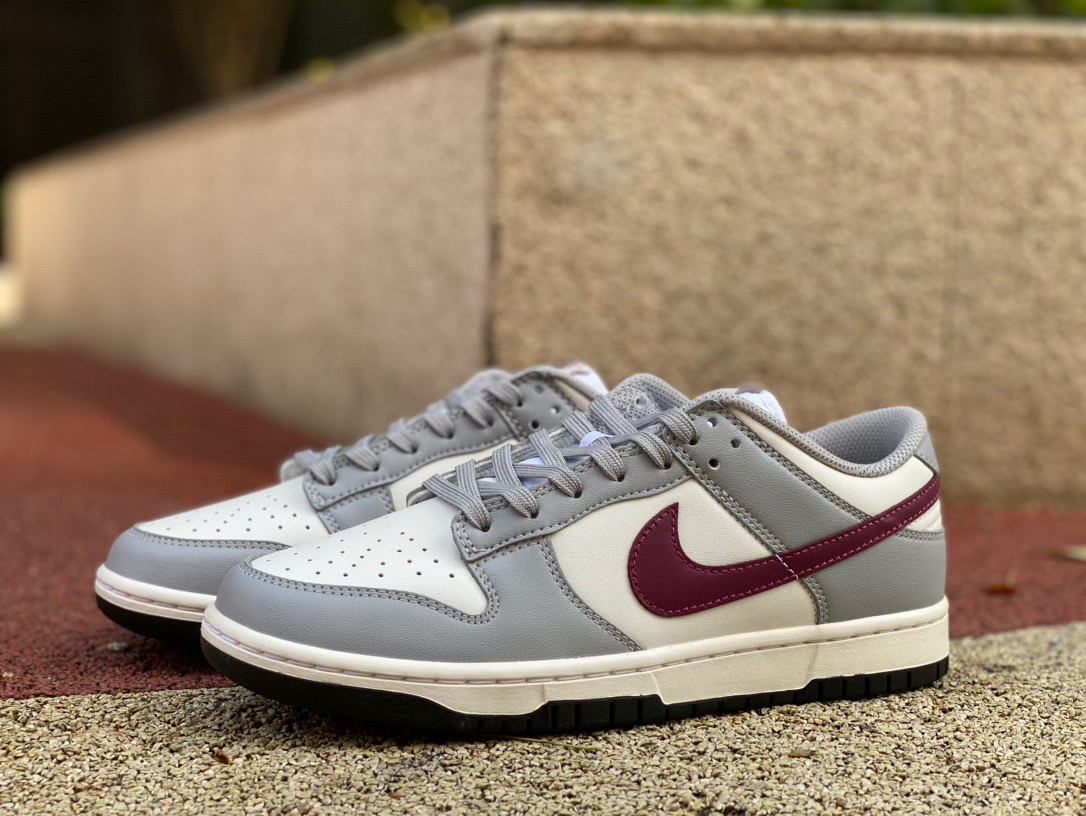 「灰白红豆」Nike Dunk Low 女宝宝们
的专属鞋款的
时下最热门鞋款莫过干NikeDunk