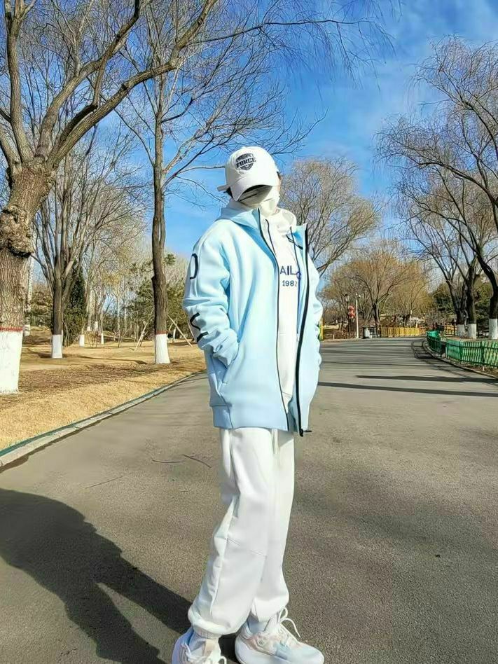 春天谁能拒绝这样一件奶蓝色的开衫外套!