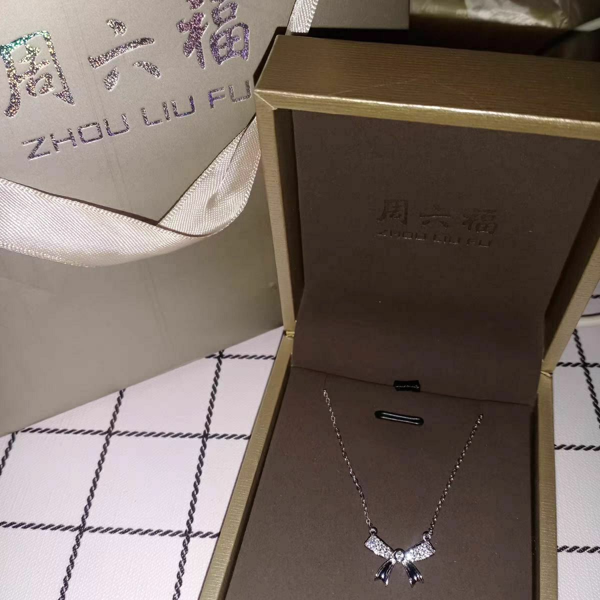 周六福 的这款蝴蝶结项链跟着买就对了٩( •̀㉨•́ )و get！