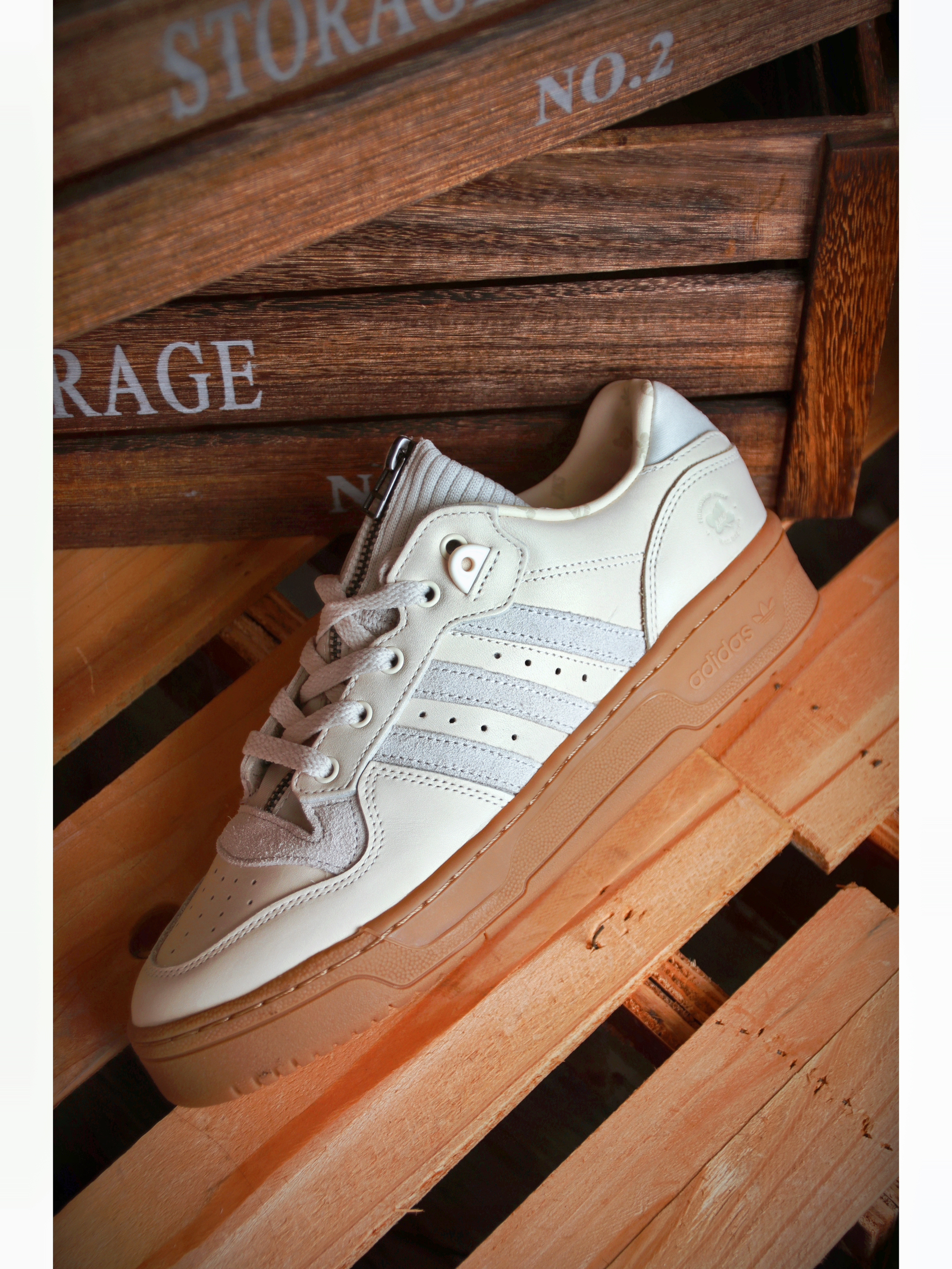 球鞋带衣领？KIKS x adidas Rivalry