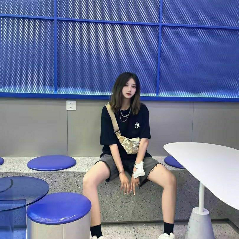 女生穿黑t也可以很帅气👍👍