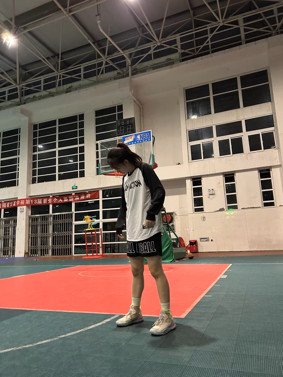 女孩子穿篮球短裤也很帅！！！好显腿
瘦！！