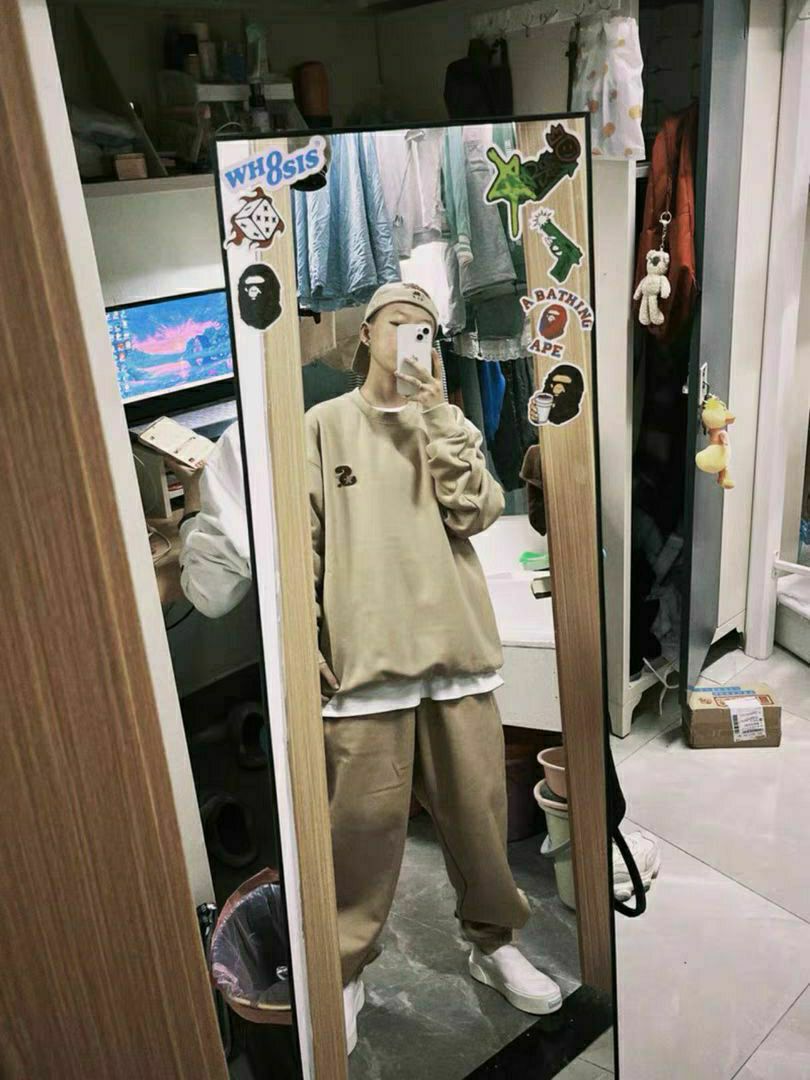 大地色系的情侣款卫衣谁还没有
