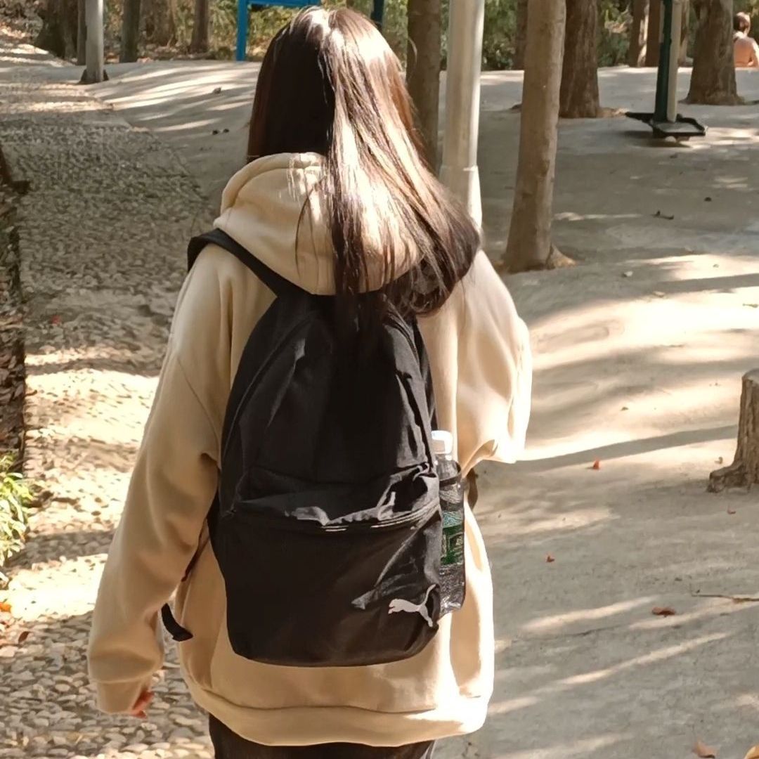 学生党最爱的简约休闲双肩包来喽